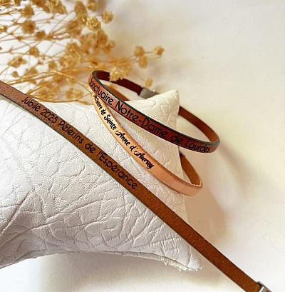 set di bracciali in pelle incisa