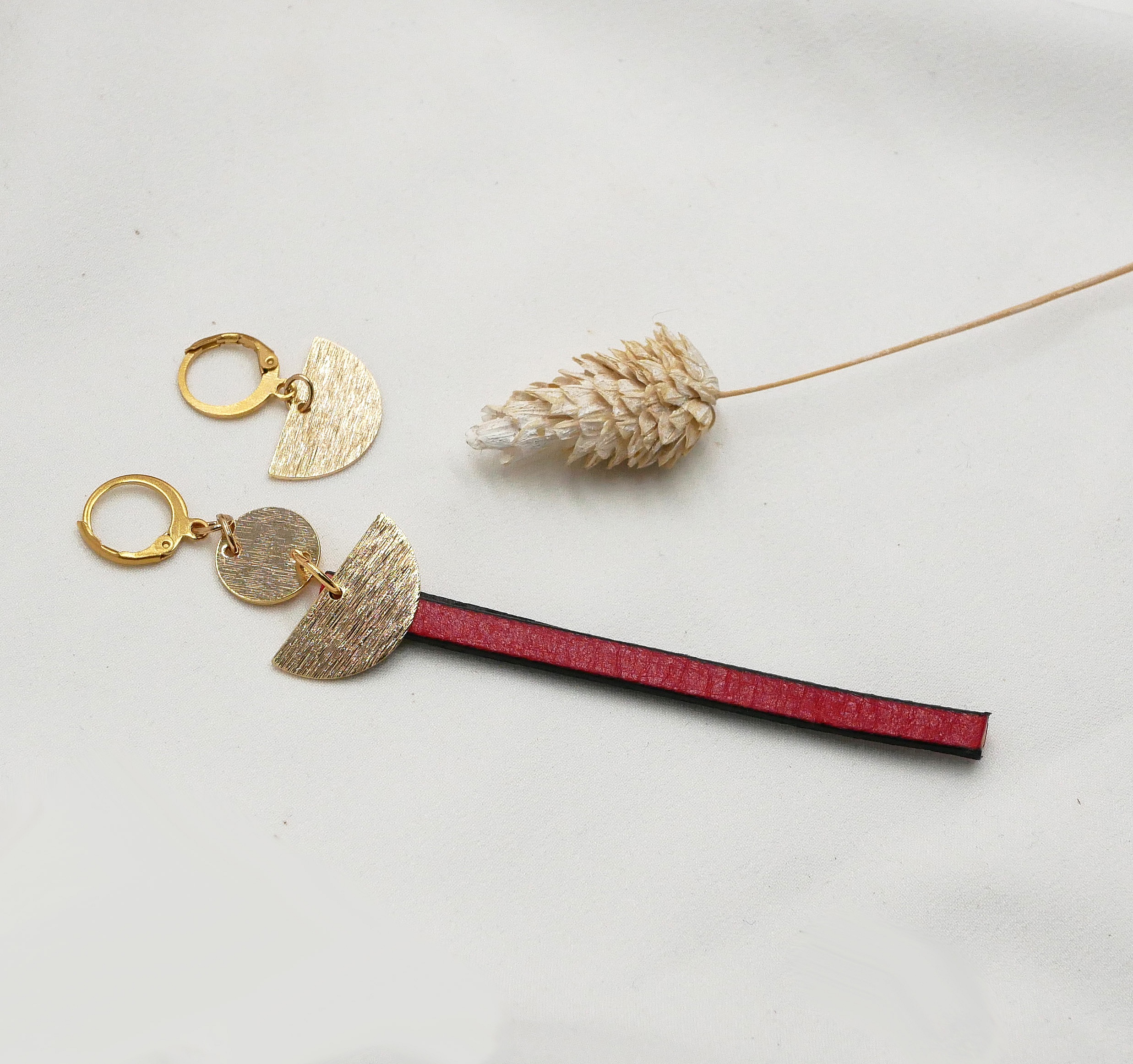 Orecchino solo lungo placcato oro Pelle rossa o colore a scelta