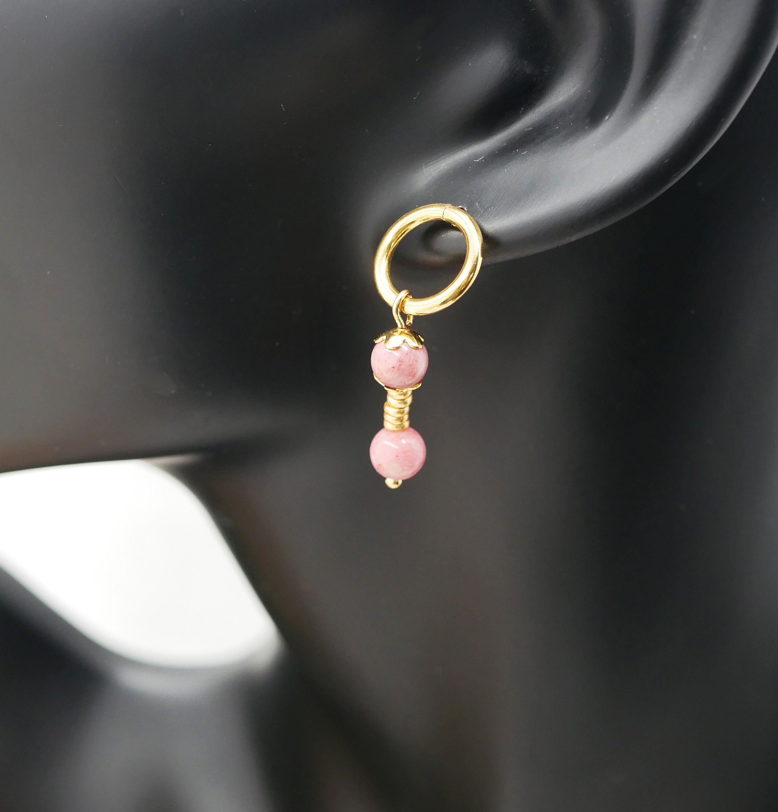 Orecchino solitario con perle di rodonite rosa e grande anello d'oro