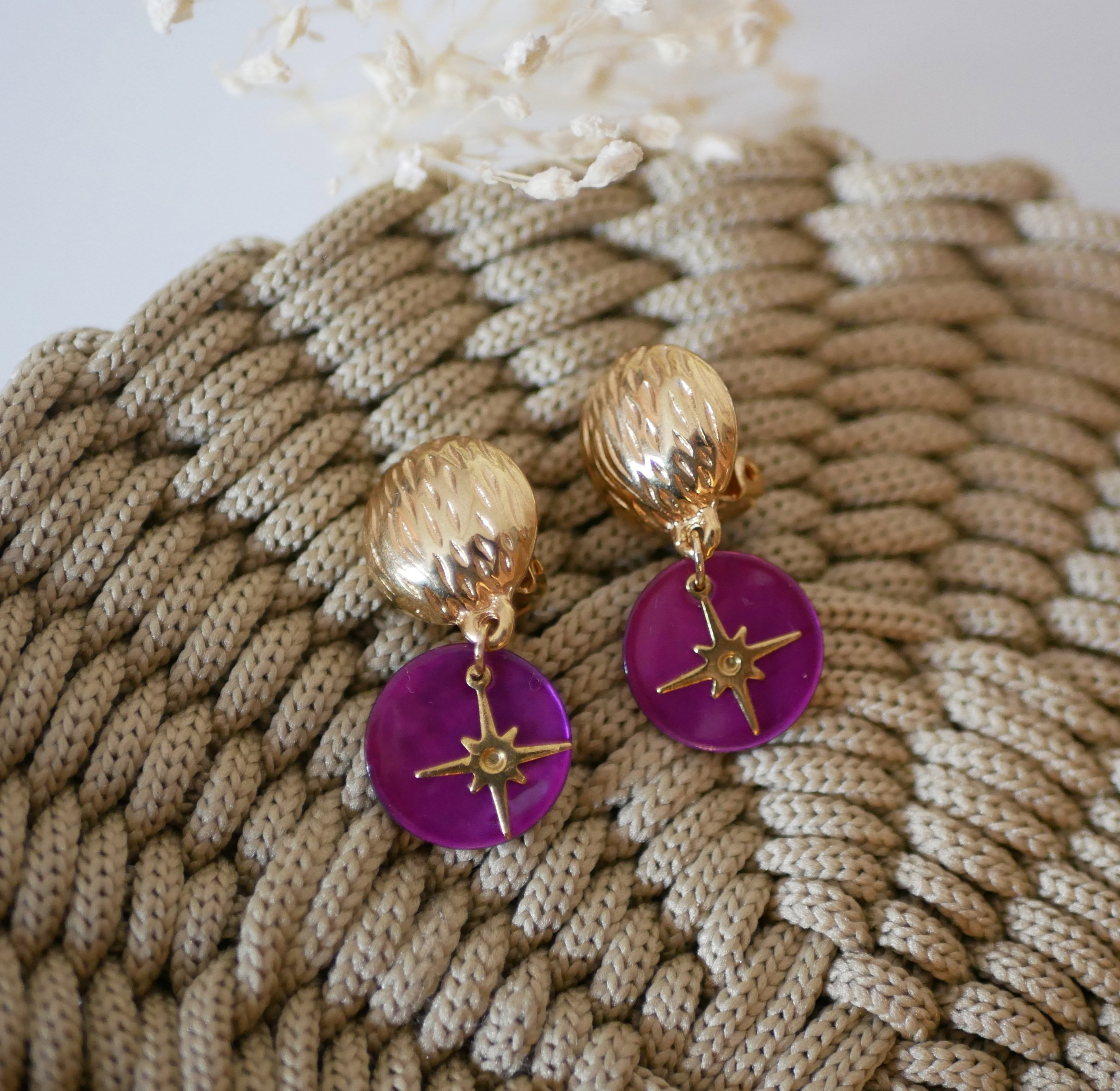 Orecchini a clip fucsia della collezione "Les nacr&eacute;es 