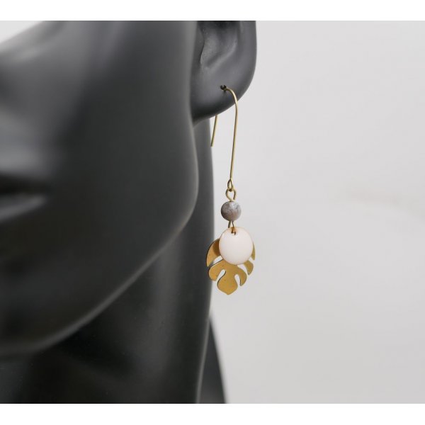 Orecchini, foglie di monstera in ottone grezzo e paillettes bianche