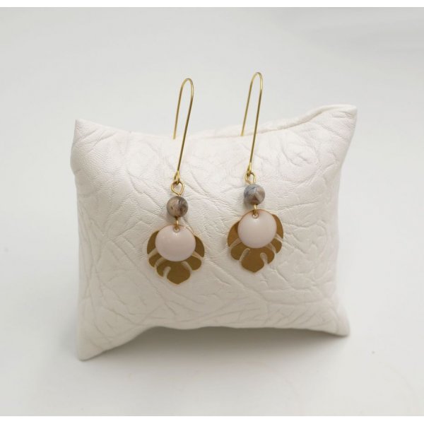 Orecchini, foglie di monstera in ottone grezzo e paillettes bianche