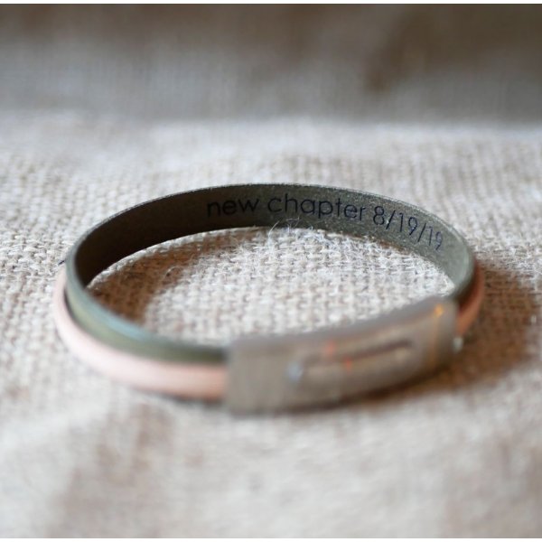 Cinturino in pelle bicolore, personalizzabile per colore e incisione 