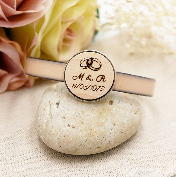 Bracelet en cuir avec cabochon en bois gravé personnalisé.