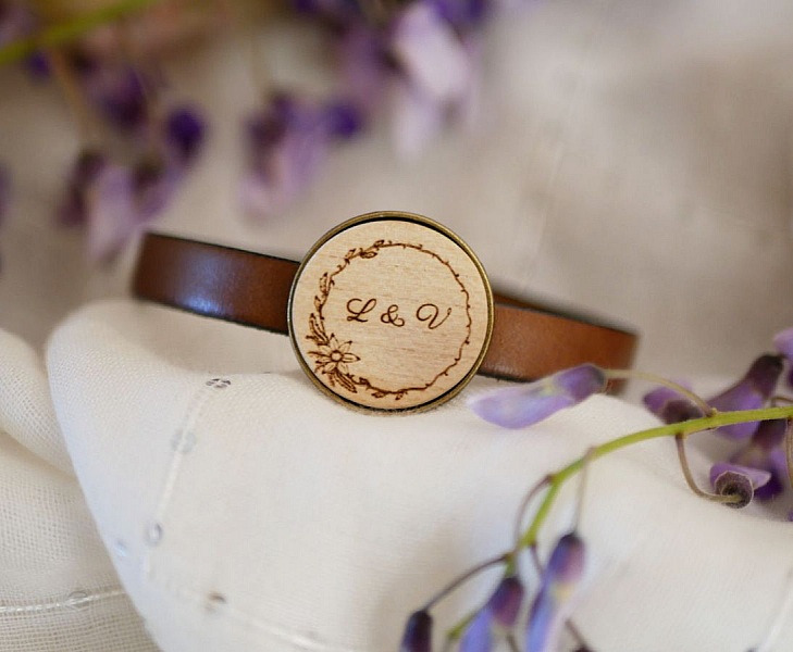 Bracelet en cuir avec cabochon en bois gravé serti bronze.