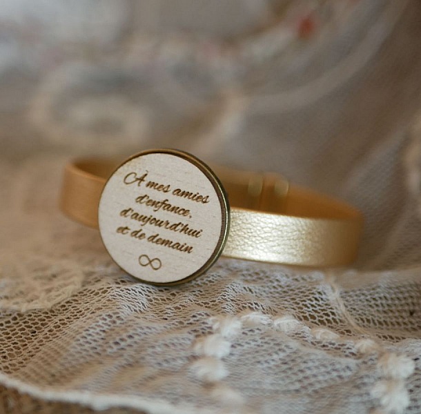 Bracelet en cuir avec cabochon en bois gravé personnalisé.