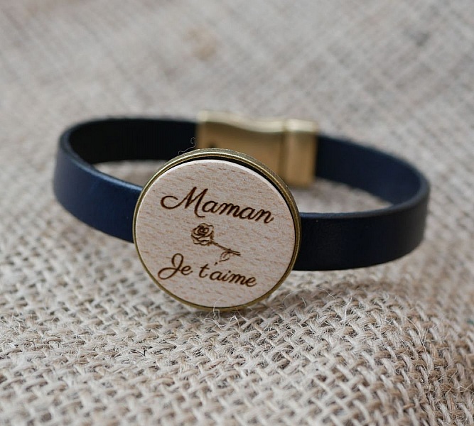 Bracelet en cuir avec cabochon bois gravé Maman Je t'aime.