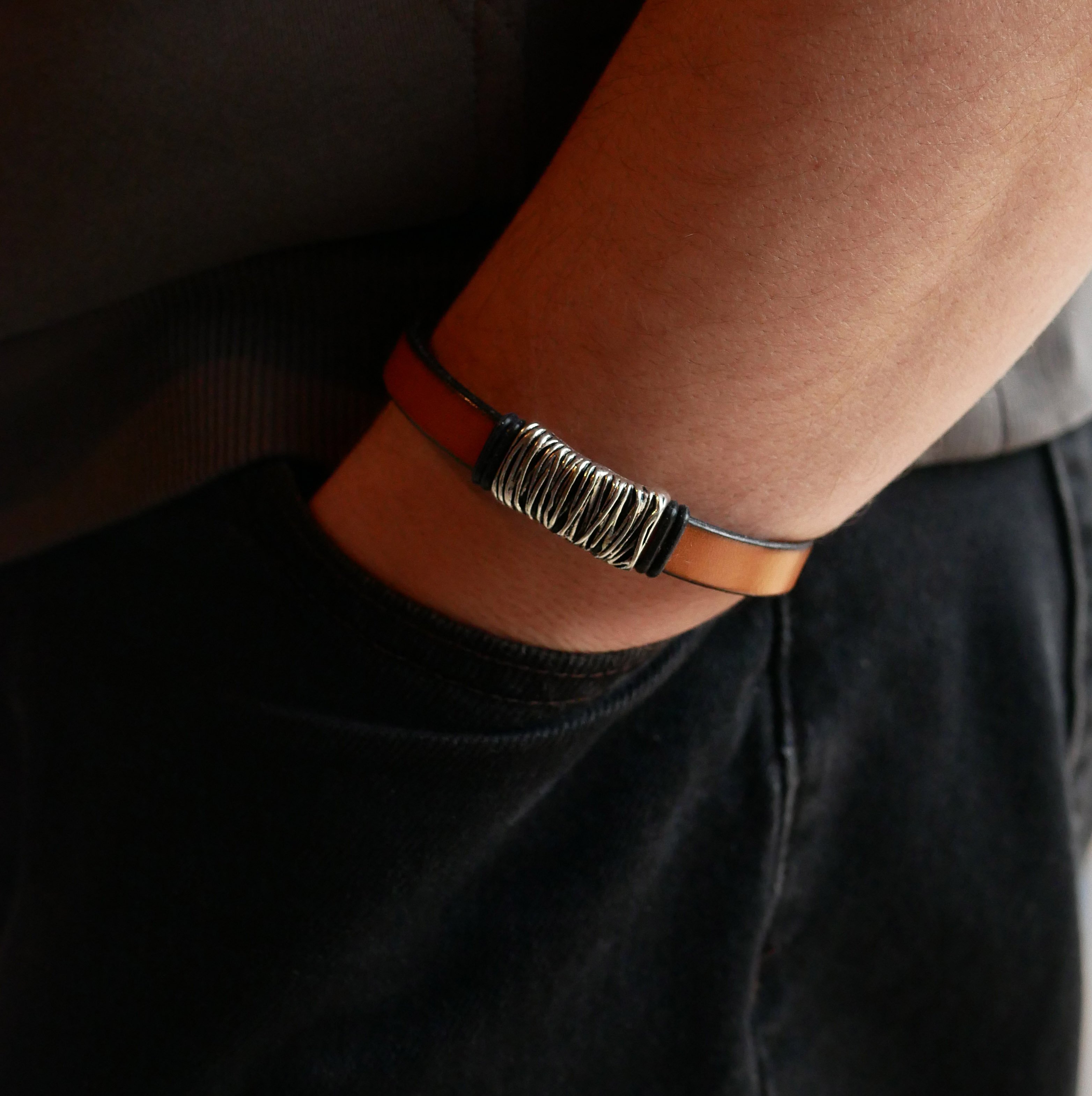 Bracciale in pelle marrone con rivestimento metallico intrecciato e chiusura magnetica