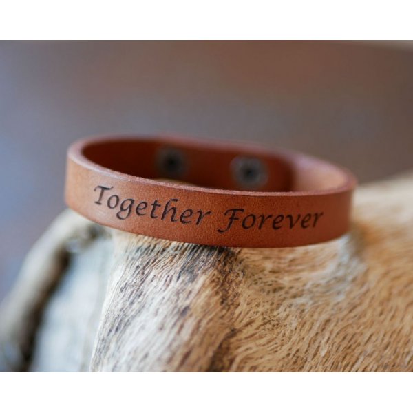 Cinturino in pelle mista cammello incisa con bottoni a pressione