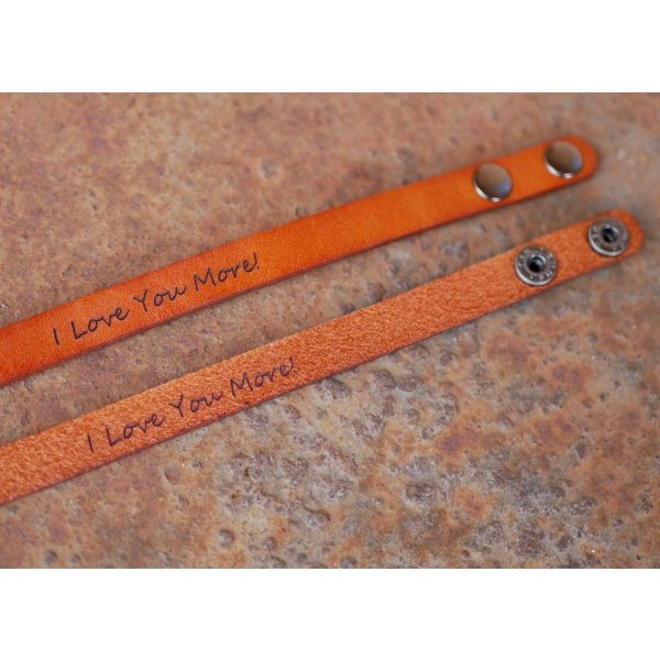 Cinturino in pelle mista cammello incisa con bottoni a pressione