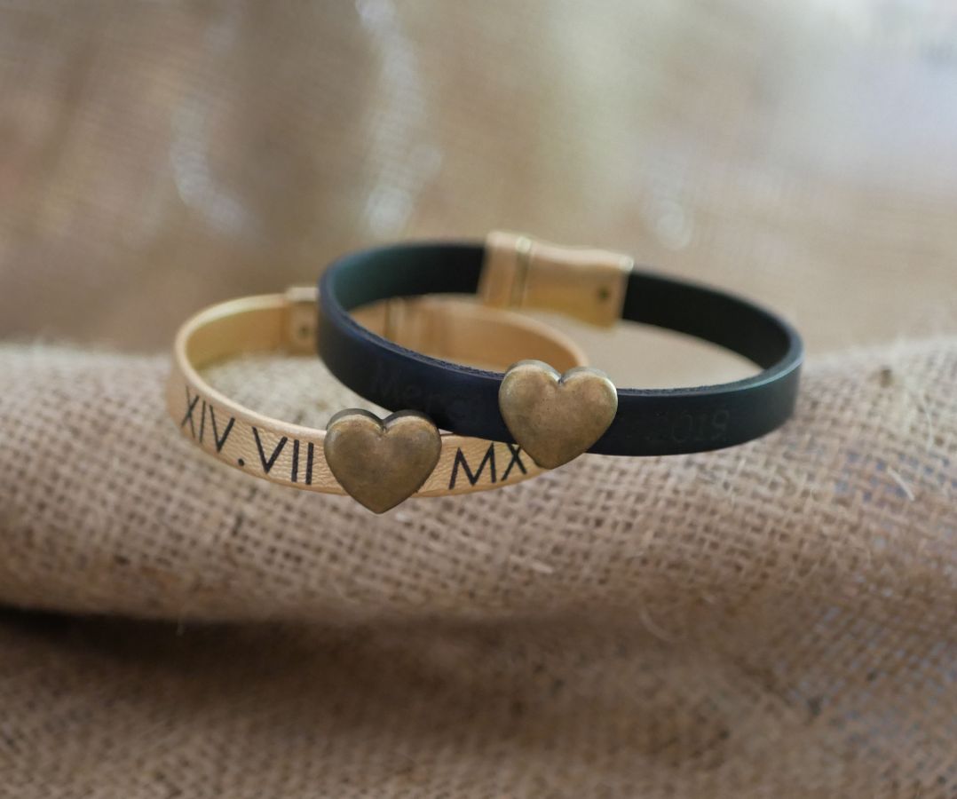 Bracciale in pelle con cuore in bronzo antico, personalizzabile 