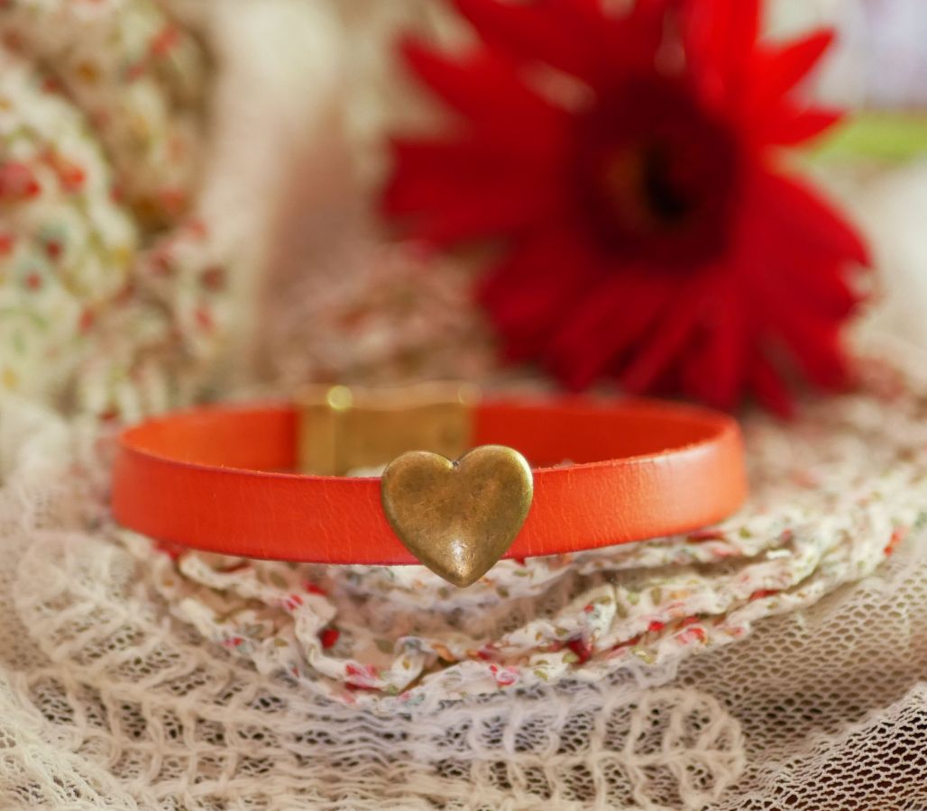 Bracciale in pelle con cuore in bronzo antico, personalizzabile 