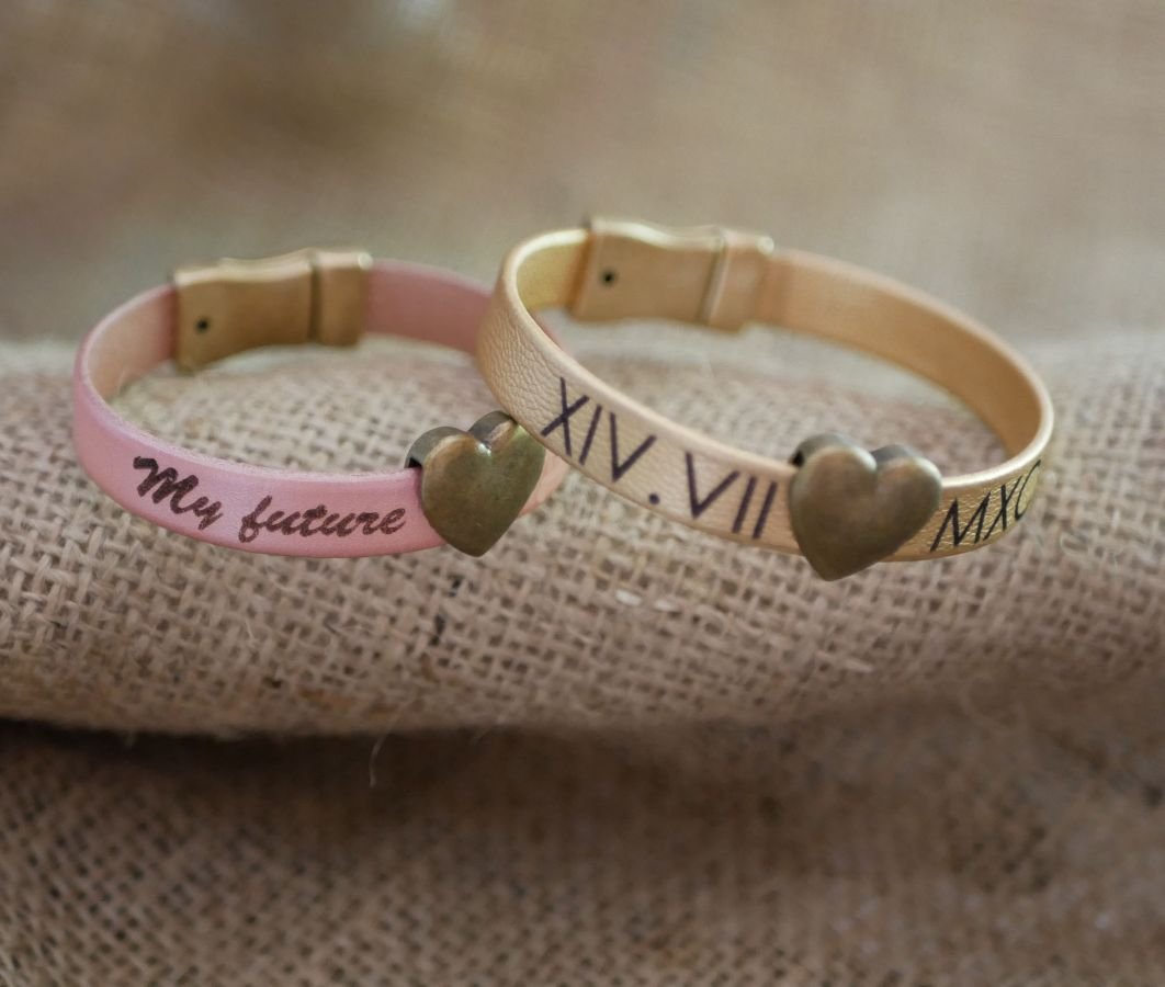 Bracciale in pelle con cuore in bronzo antico, personalizzabile 