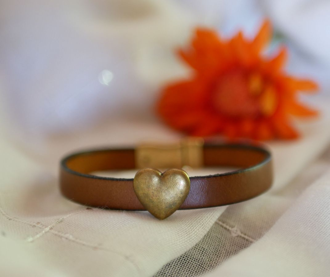 Bracciale in pelle con cuore in bronzo antico, personalizzabile 