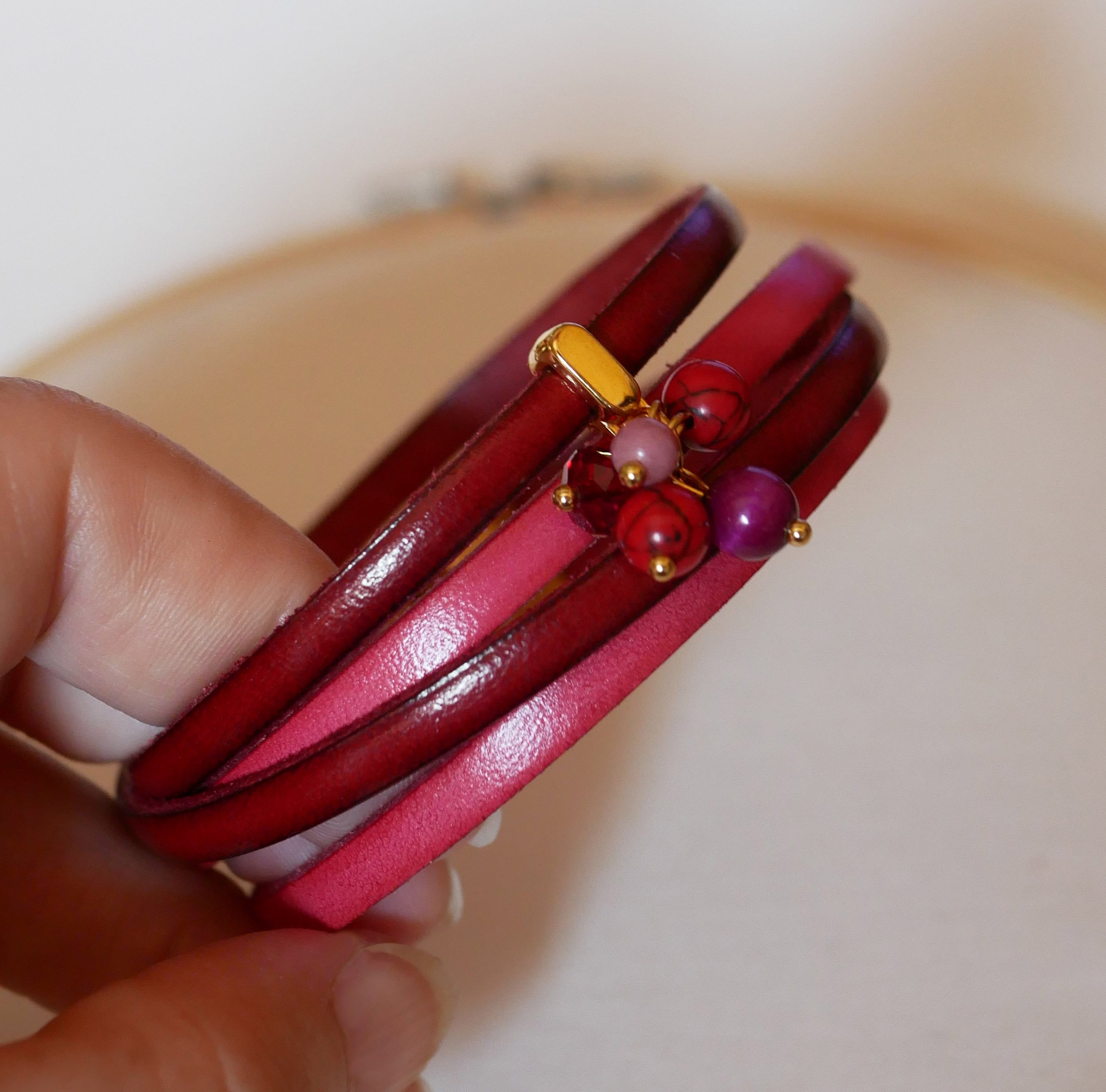 Bracciale duo in pelle decorato con perle fucsia
