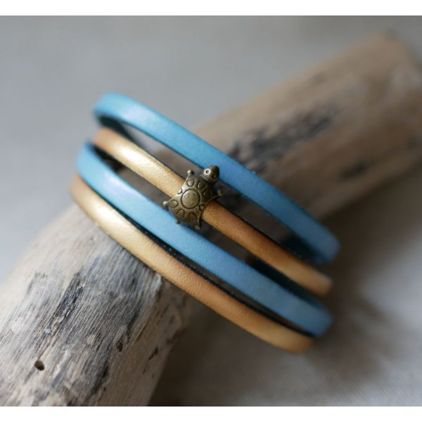 Doppio cinturino in pelle in duo decorato con una tartaruga in bronzo