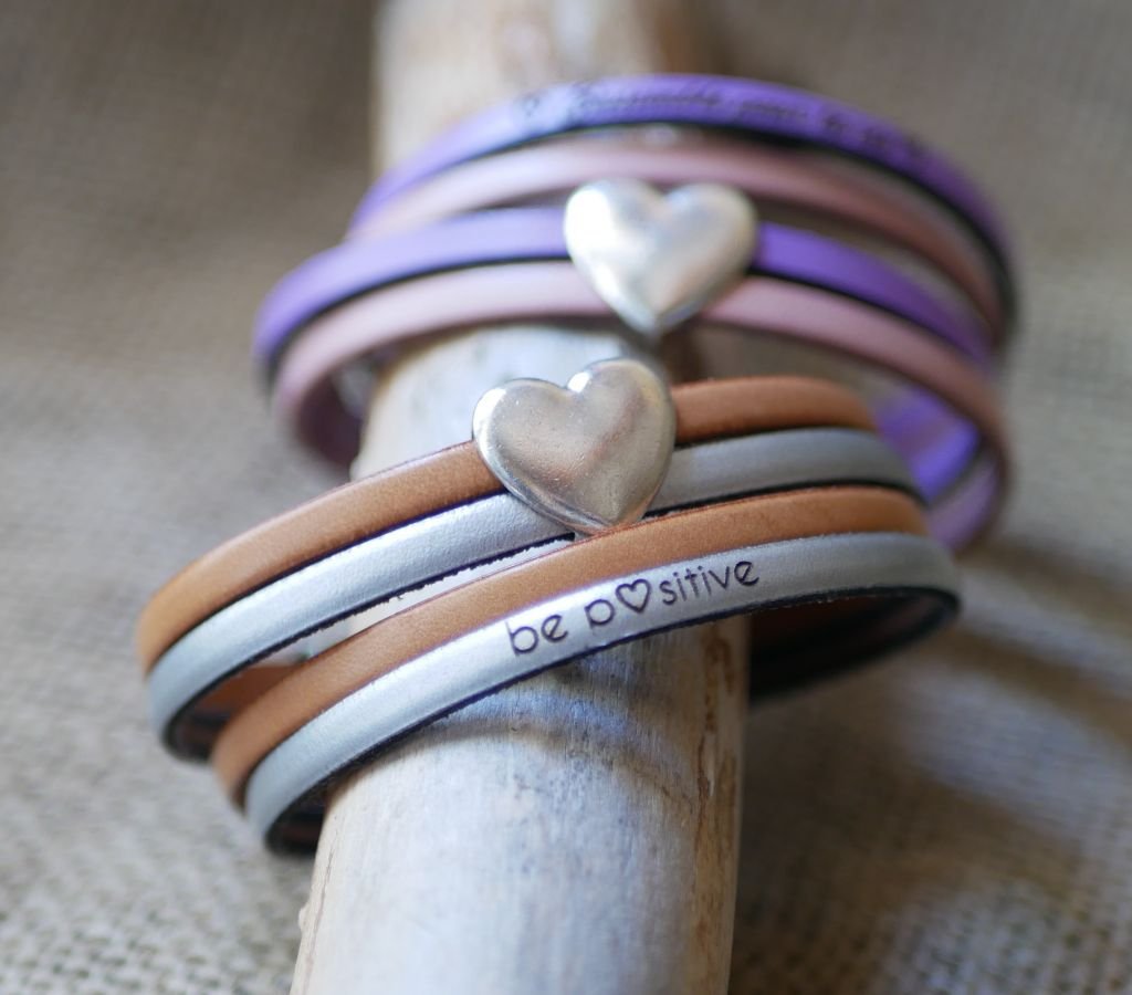 Bracciale doppio in pelle in duo con cuore in argento da personalizzare con un'incisione