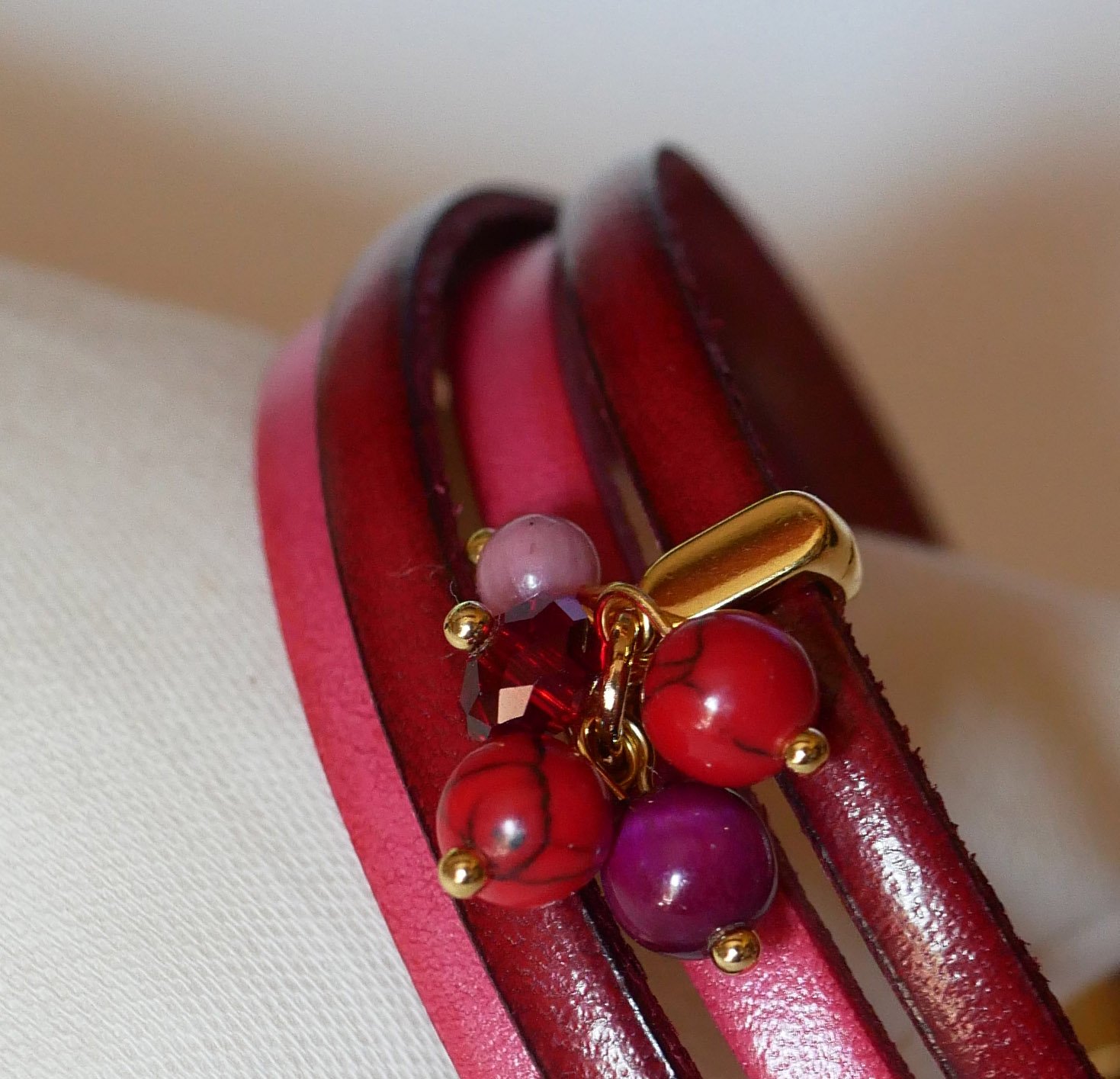 Bracciale duo in pelle decorato con perle fucsia