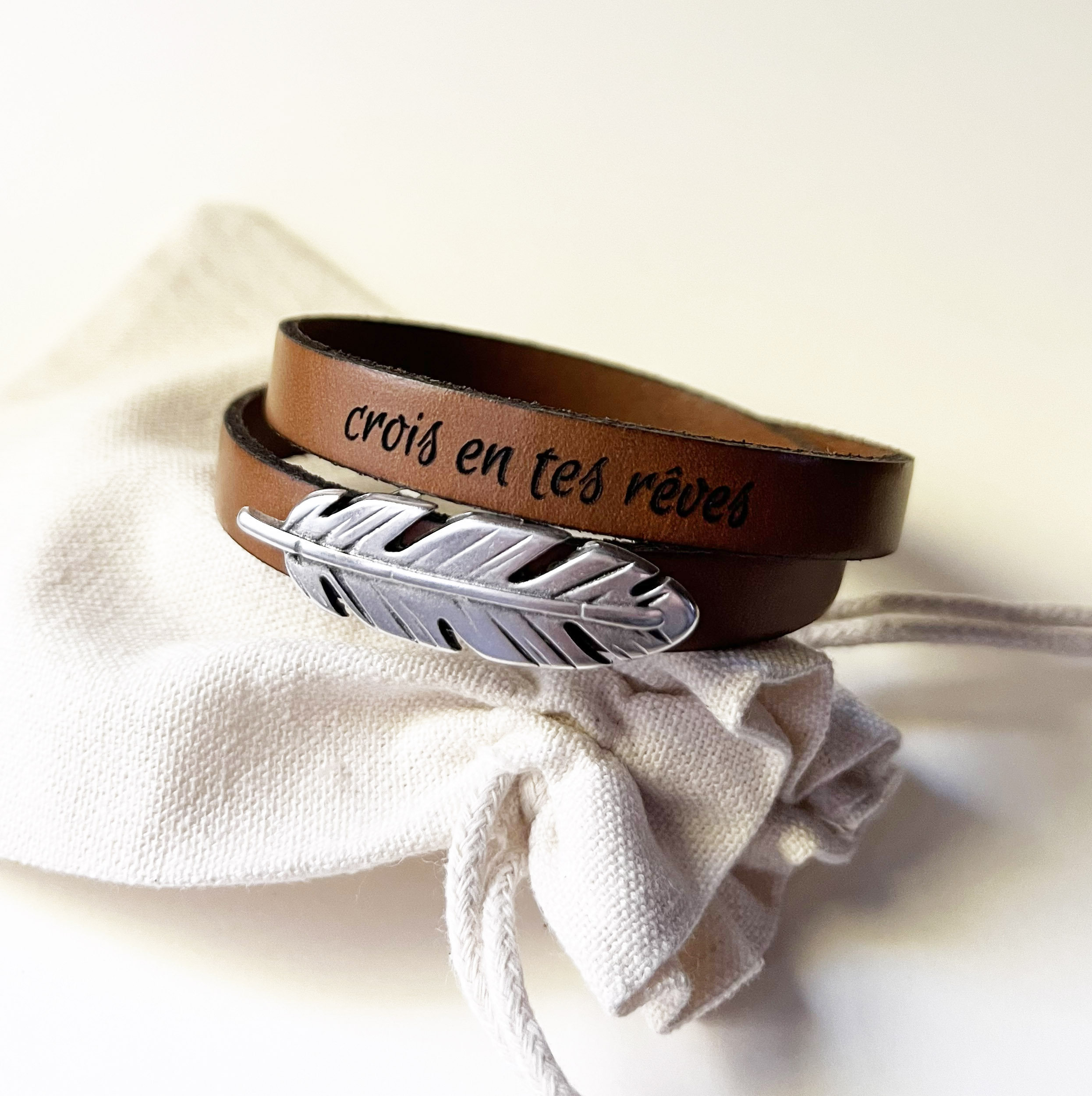 Bracelet cuir double en duo décoré d'une plume argentée