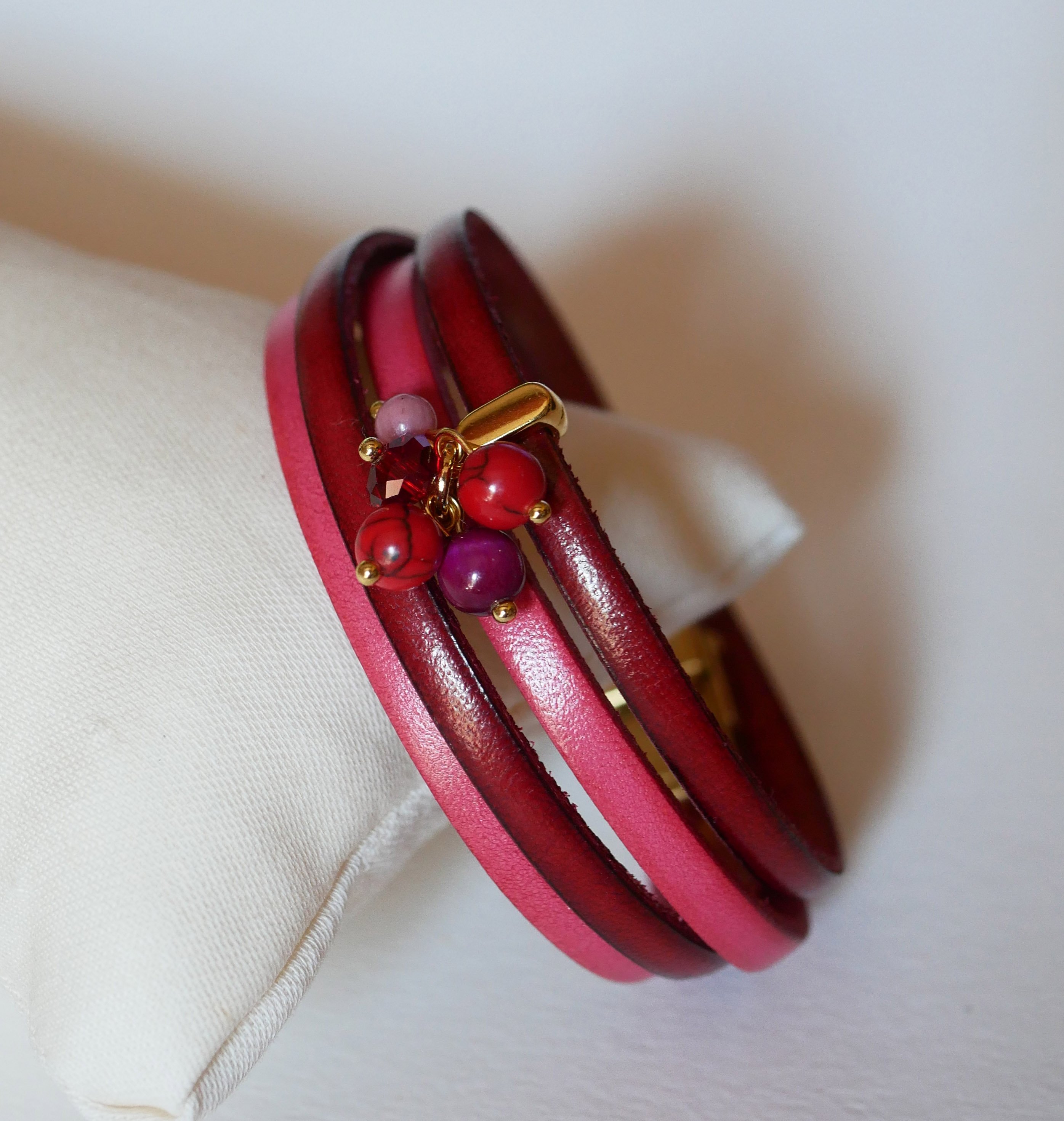Bracciale duo in pelle decorato con perle fucsia