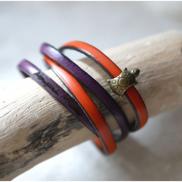 Doppio cinturino in pelle in duo decorato con una tartaruga in bronzo