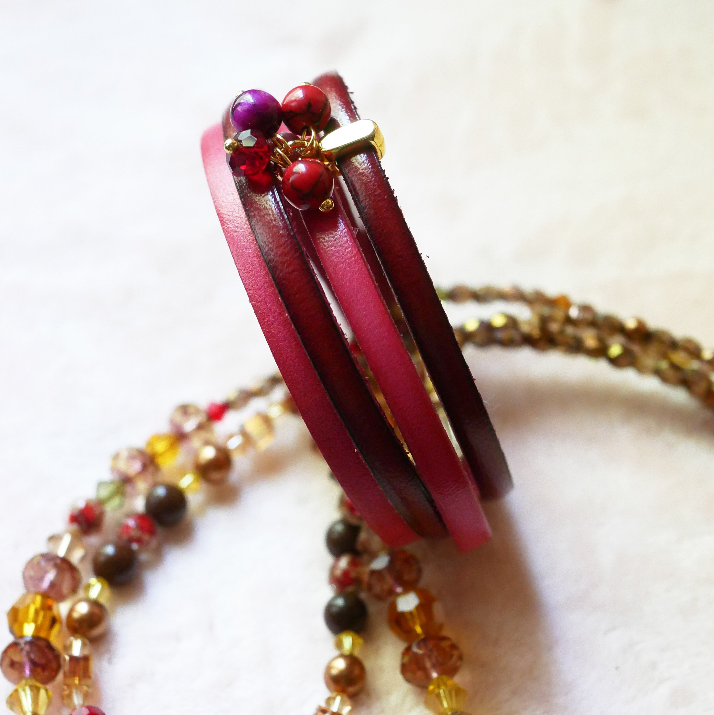 Bracciale duo in pelle decorato con perle fucsia