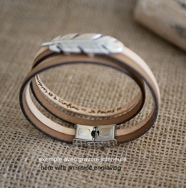 Bracelet cuir double avec plume argentée et gravure intérieure.