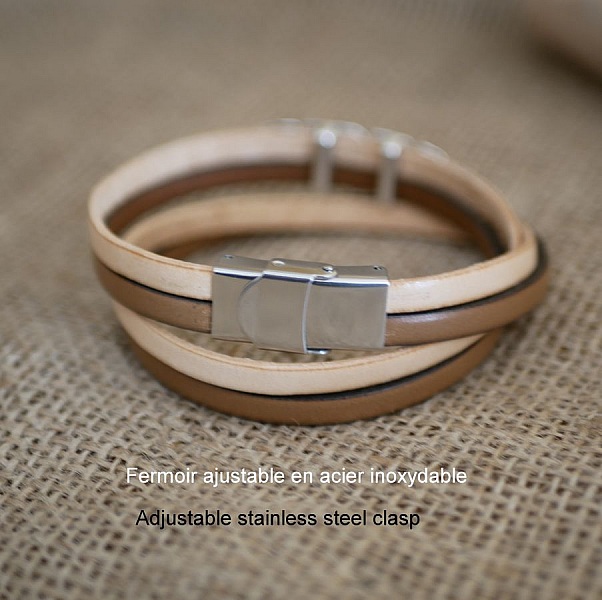 Bracelet double en cuir avec fermoir en acier inoxydable.