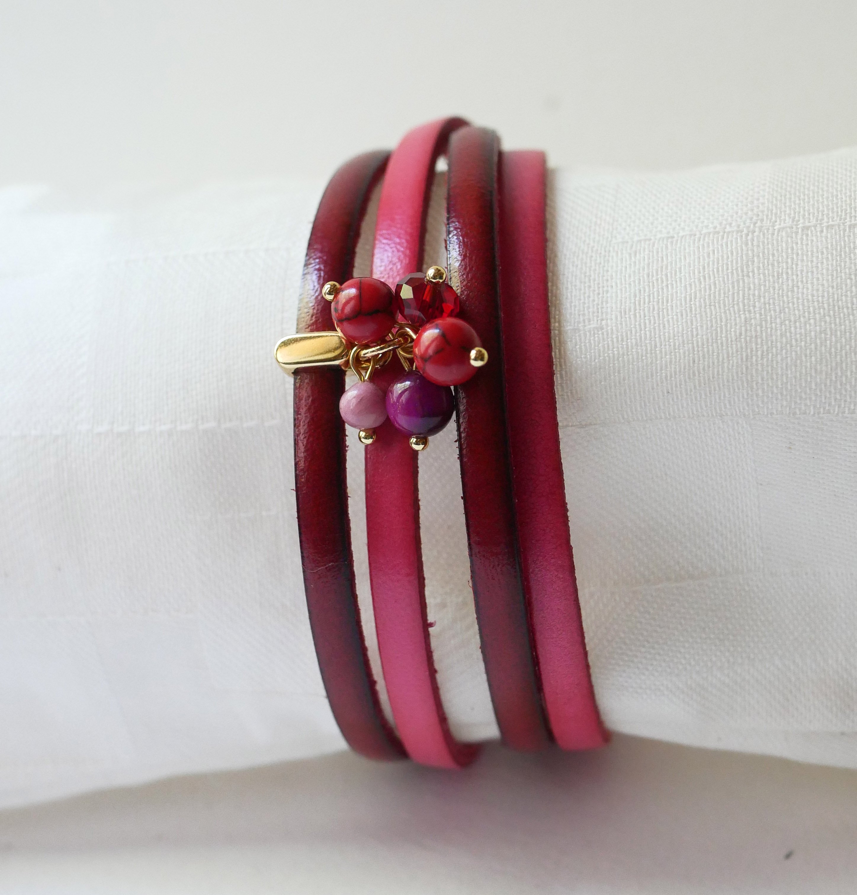 Bracciale duo in pelle decorato con perle fucsia