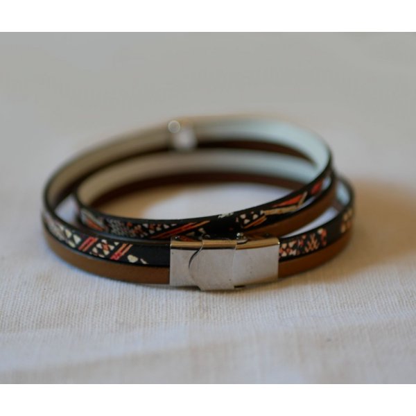 Bracciale etnico doppio in pelle con charm di perle