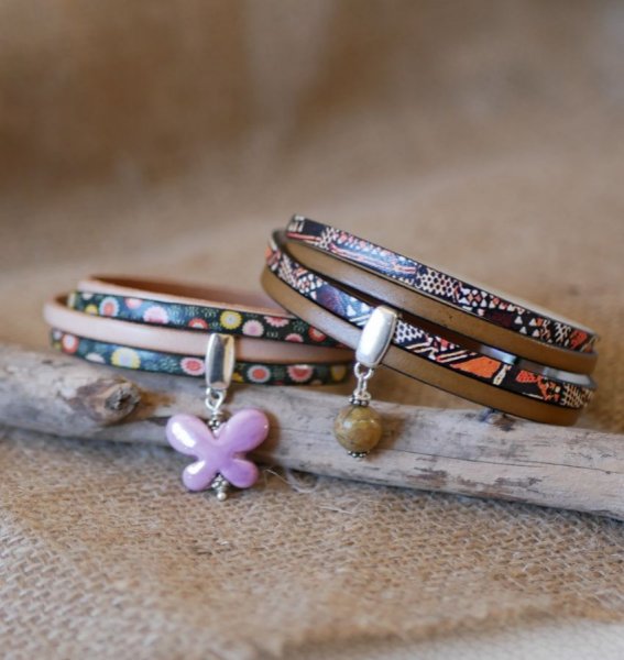 Bracciale etnico doppio in pelle con charm di perle