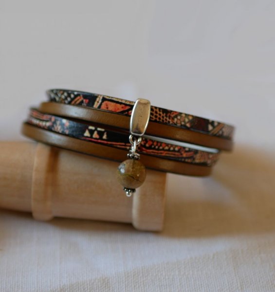 Bracciale etnico doppio in pelle con charm di perle