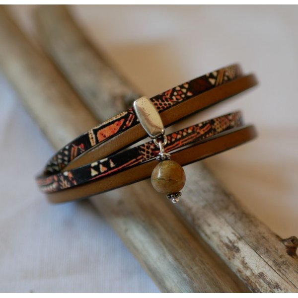 Bracciale etnico doppio in pelle con charm di perle
