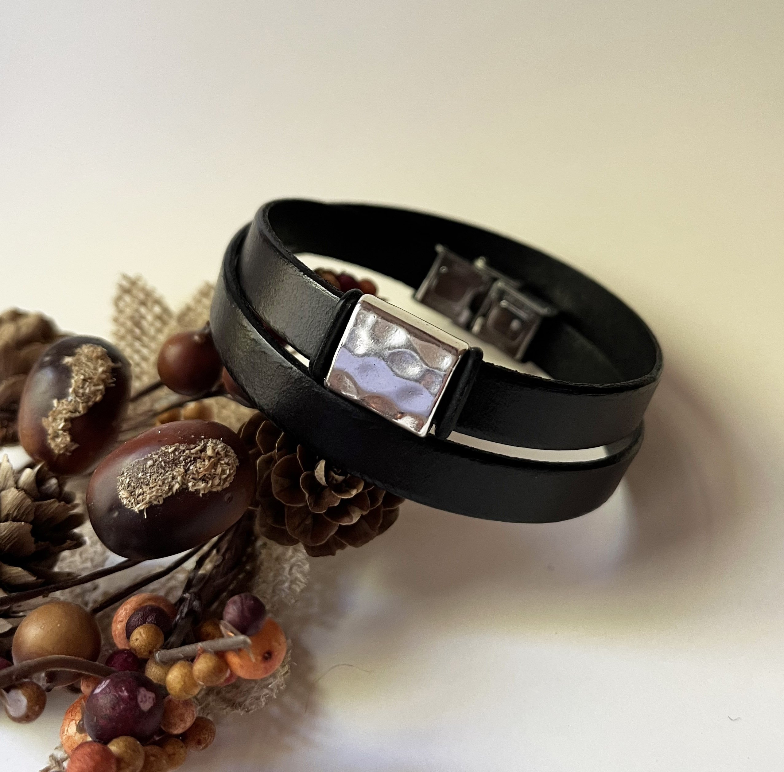 Bracelet cuir double tour au passant carr&eacute; martel&eacute;, ajustable toutes tailles - cadeau personnalisable avec message grav&eacute; 