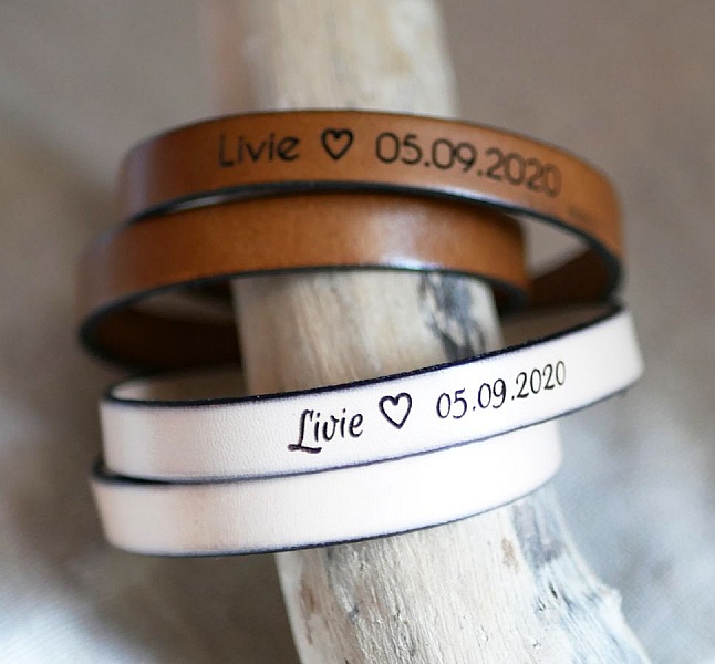 Bracelet double tour en cuir personnalisable avec gravure.