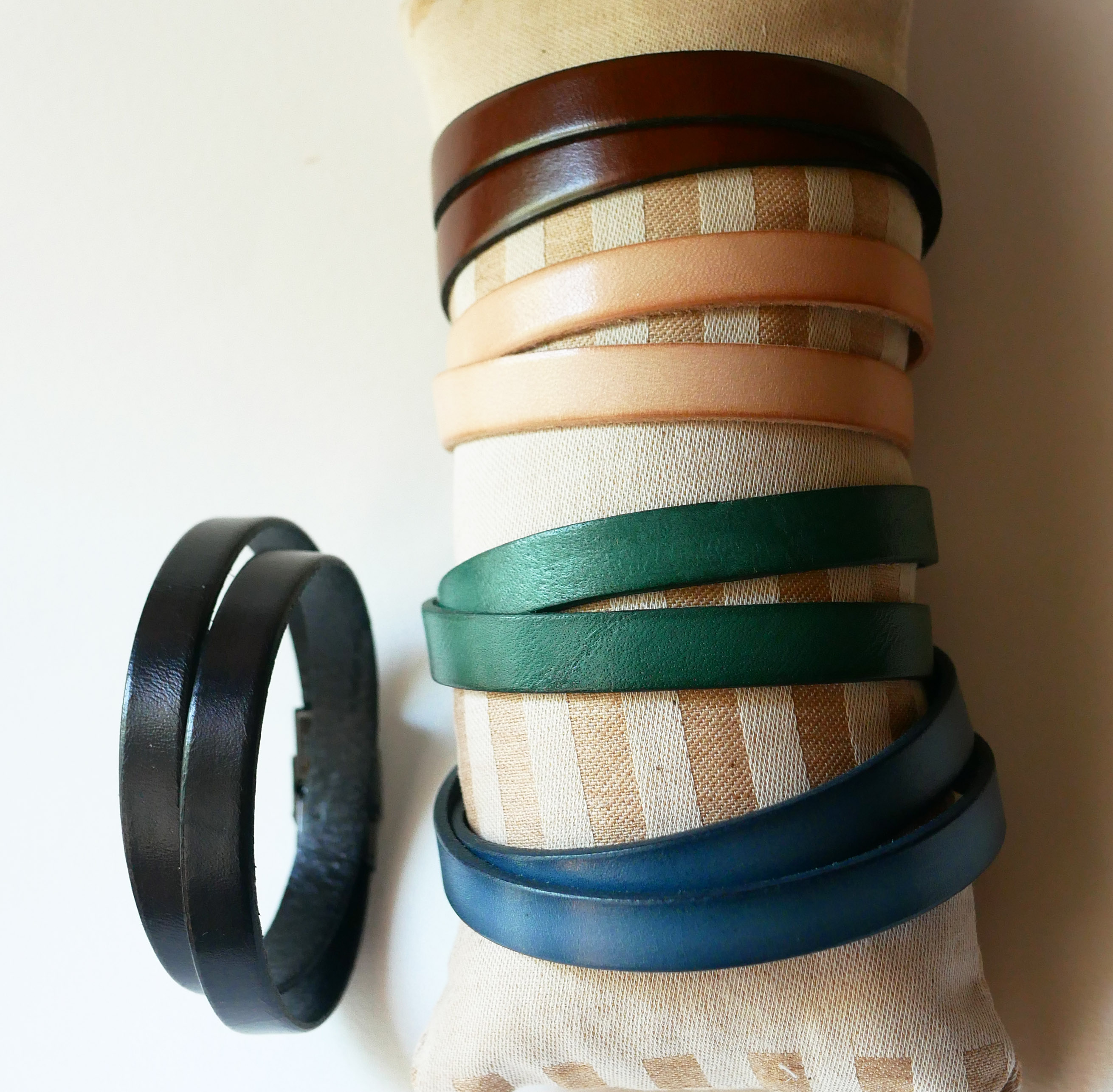 Bracciale in pelle da uomo a due polsi, personalizzabile tramite incisione