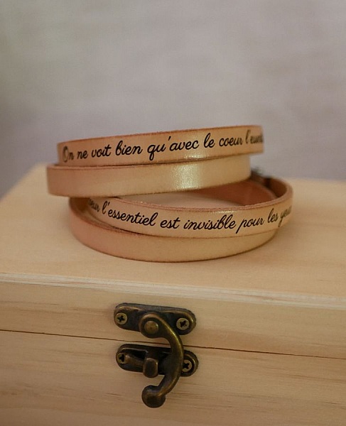 Bracelet cuir double tour personnalisé avec gravure sur coffret bois.