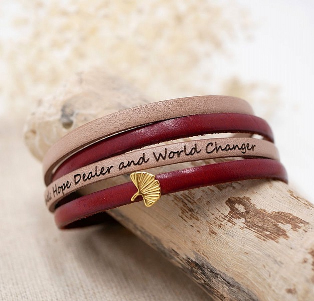 Bracelet zen en cuir bicolore personnalisé avec ginkgo doré.