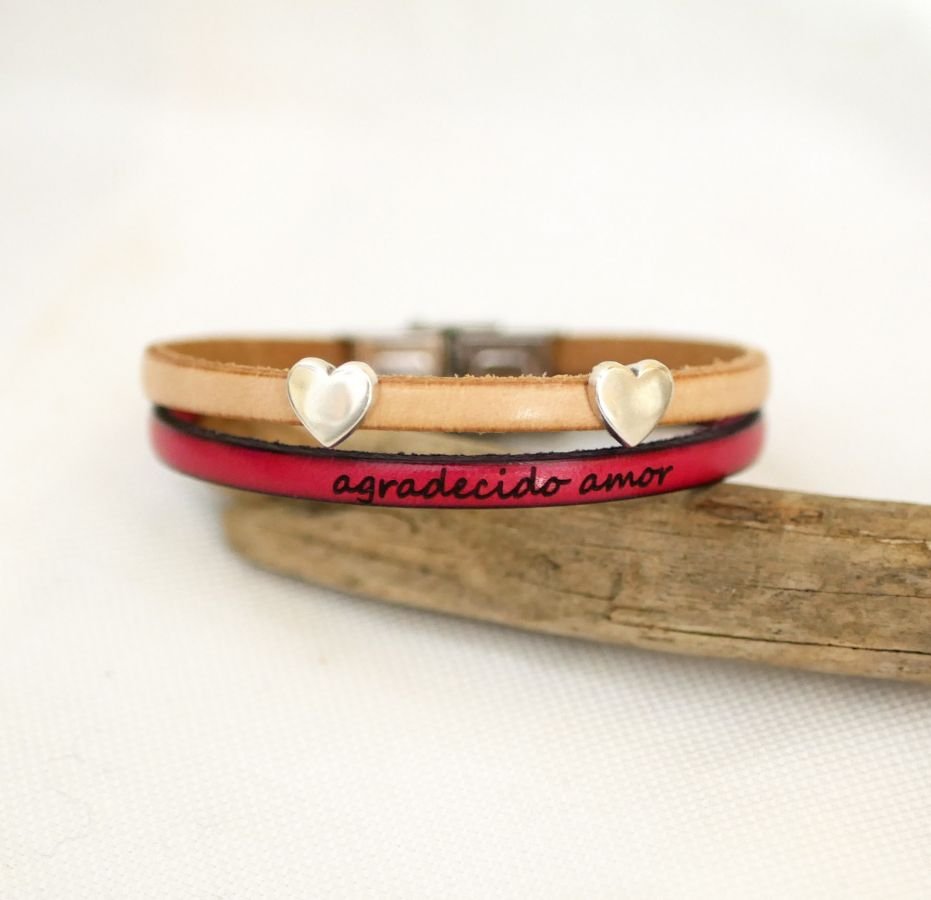 Bracciale in pelle in duo con passanti a forma di cuore, personalizzabile per donna 