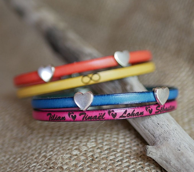 Bracelets en cuir personnalisés avec passants cœurs pour femme.