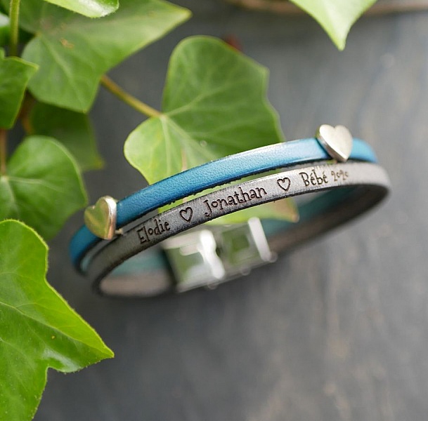 Bracelet cuir duo personnalisable avec passants cœurs pour femme.