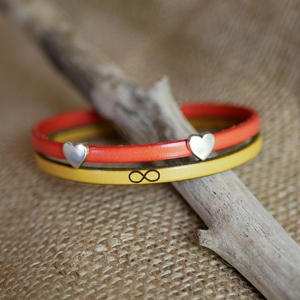 Bracelet duo en cuir personnalisable avec passants cœurs et infini.