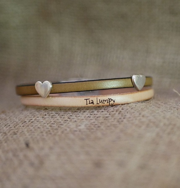 Bracelet cuir duo personnalisable avec passants cœurs pour femme.