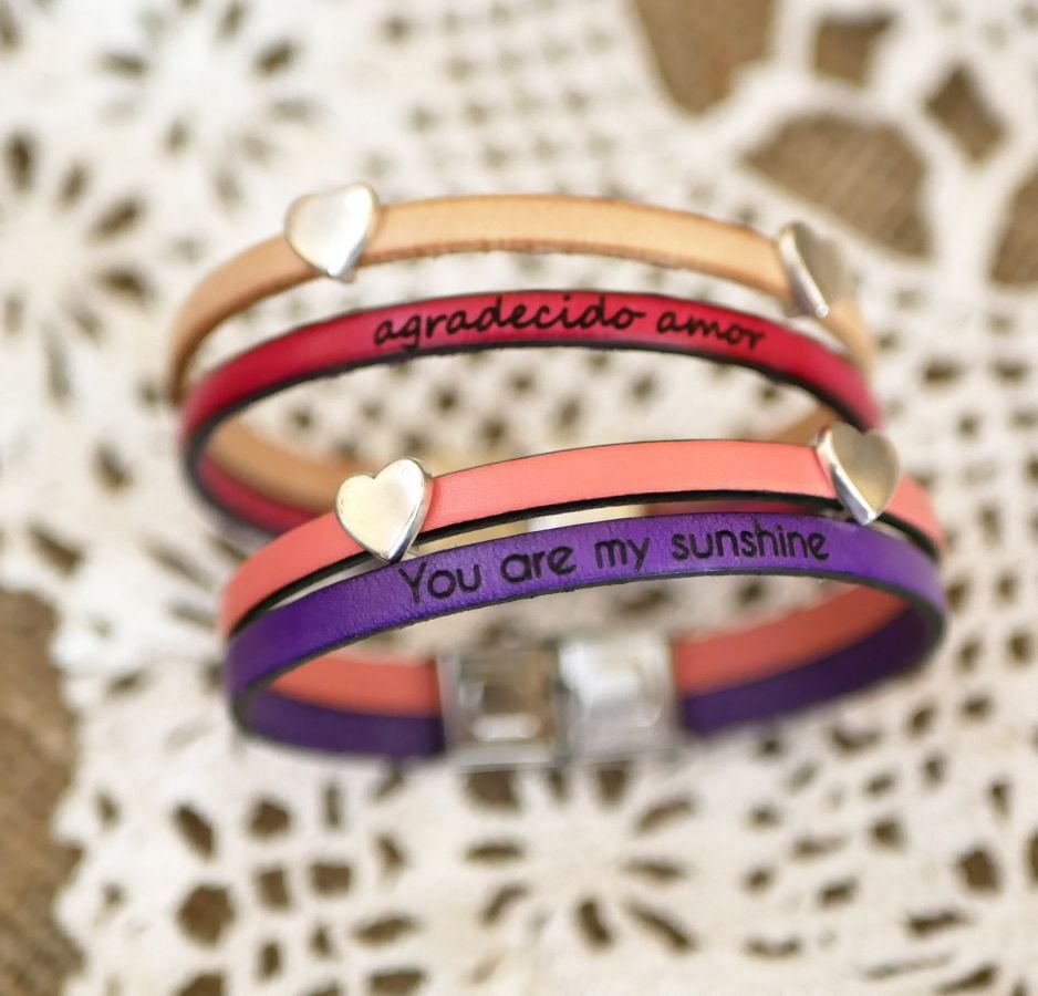 Bracciale in pelle in duo con passanti a forma di cuore, personalizzabile per donna 