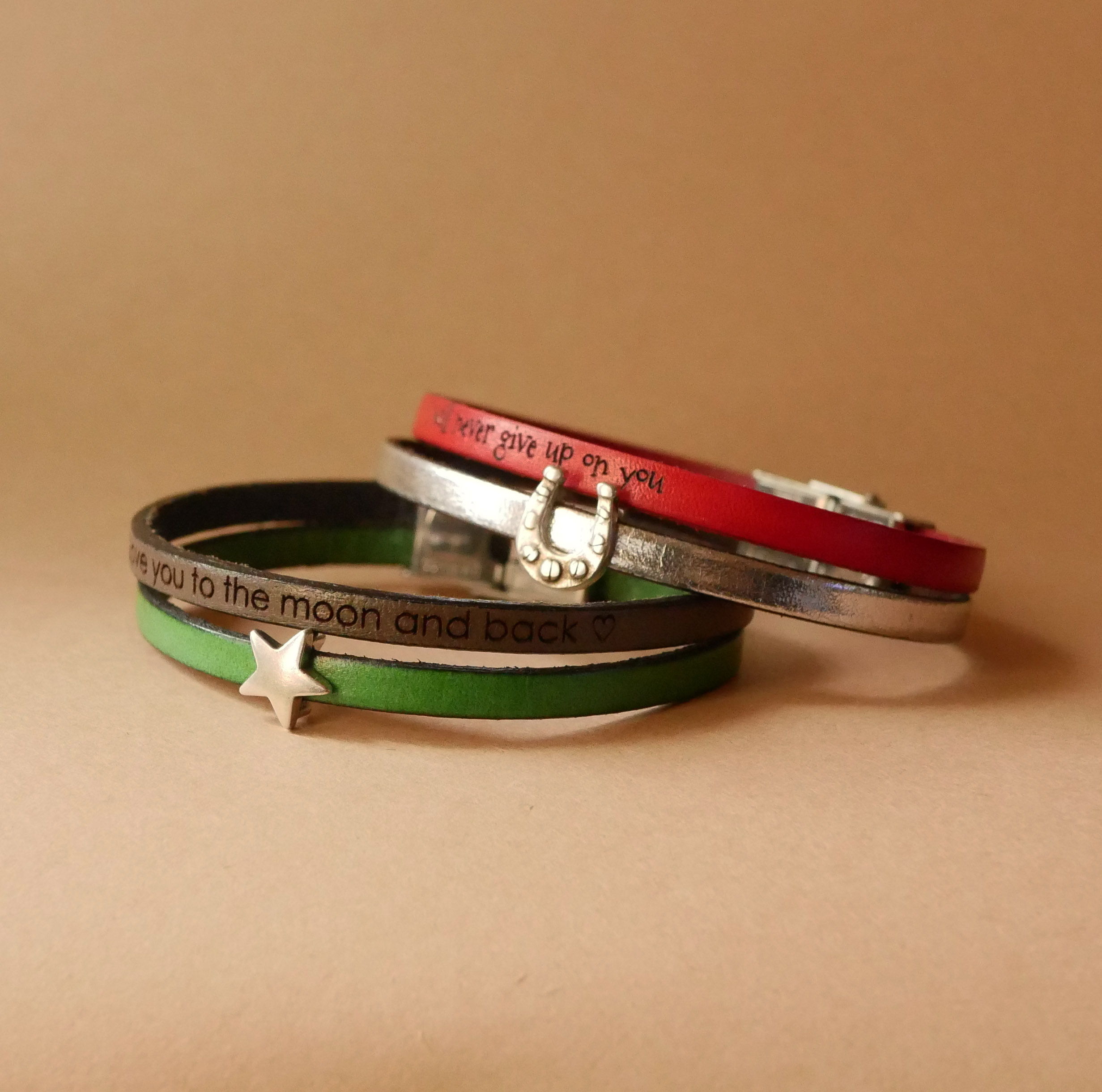 Bracciale duo in pelle da personalizzare con un cuore, una stella o un anello infinito