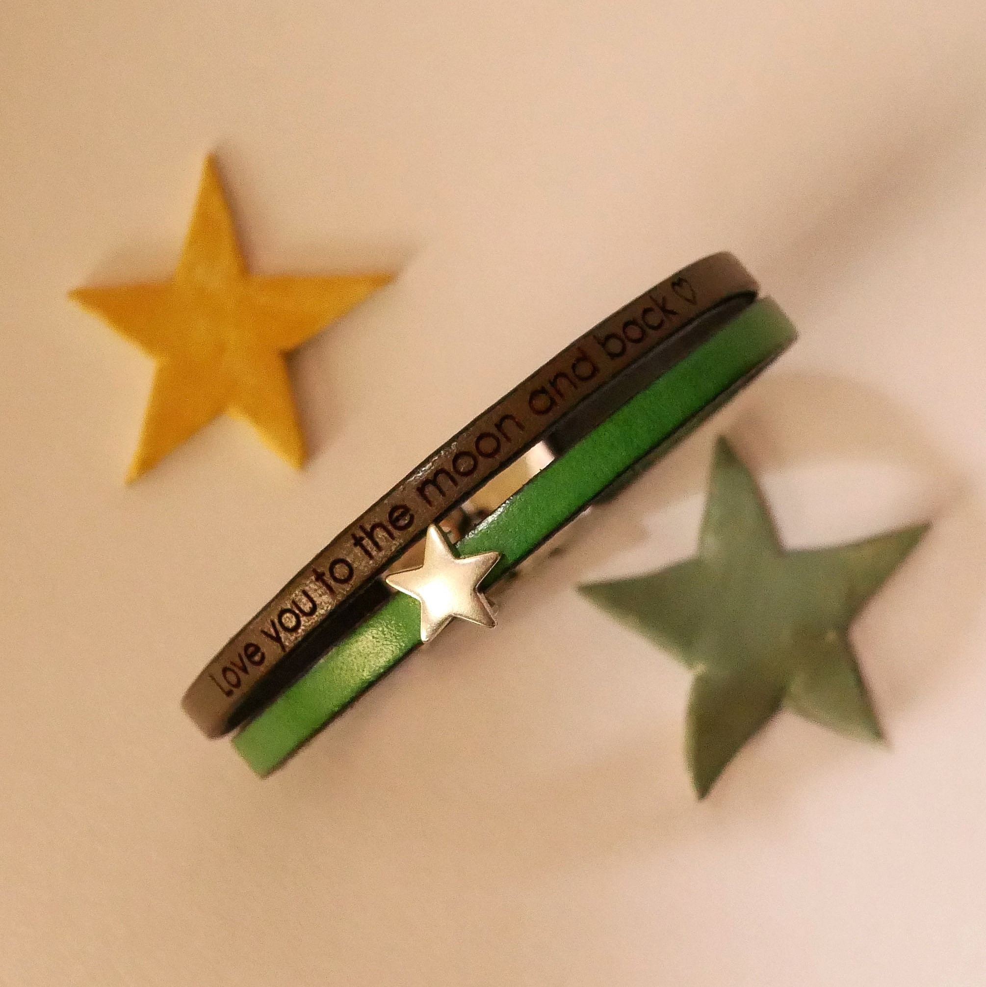 Bracelet en cuir personnalisable avec gravure romantique et étoile.