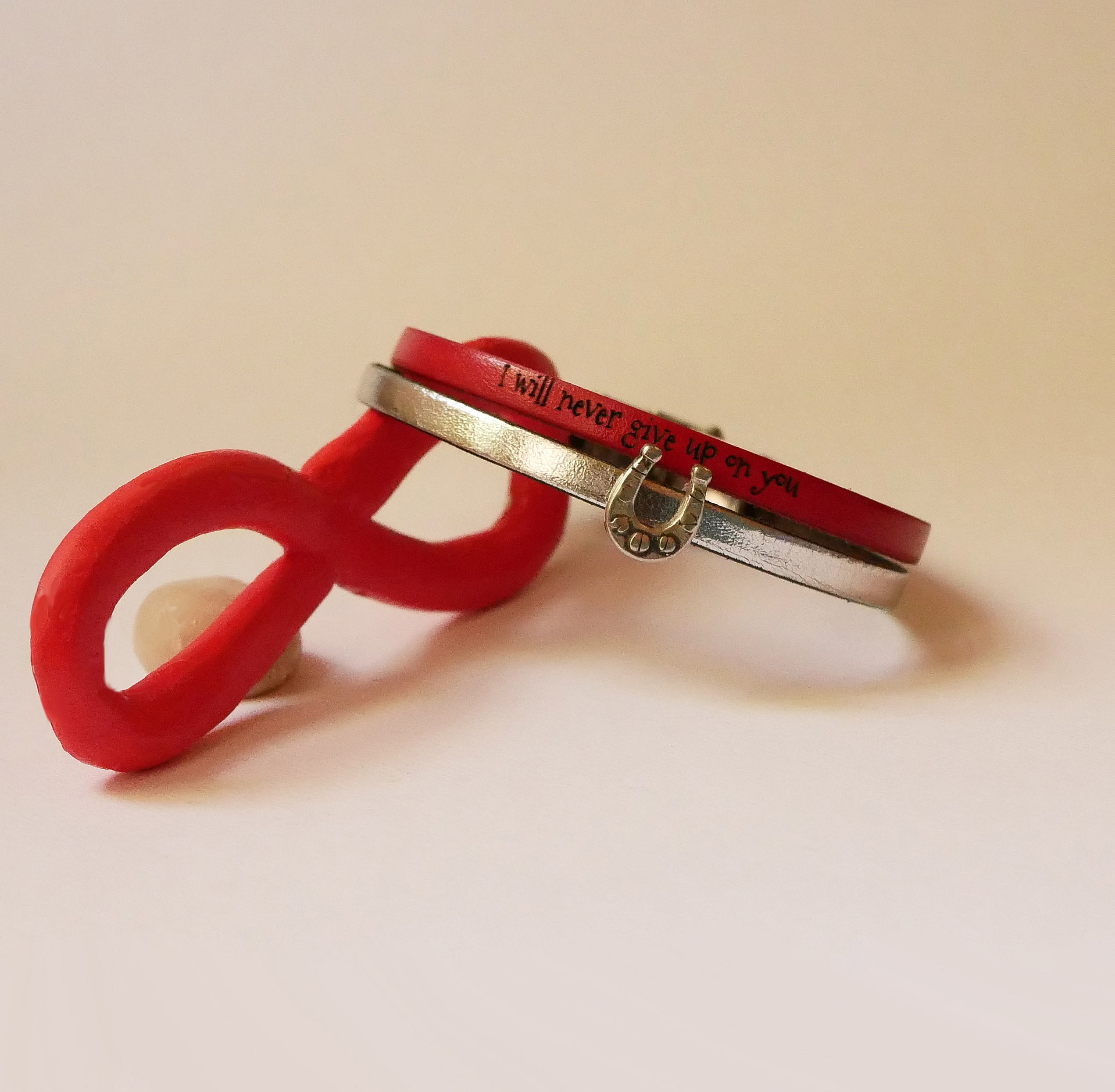 Bracelet personnalisé rouge avec message et breloque fer à cheval.