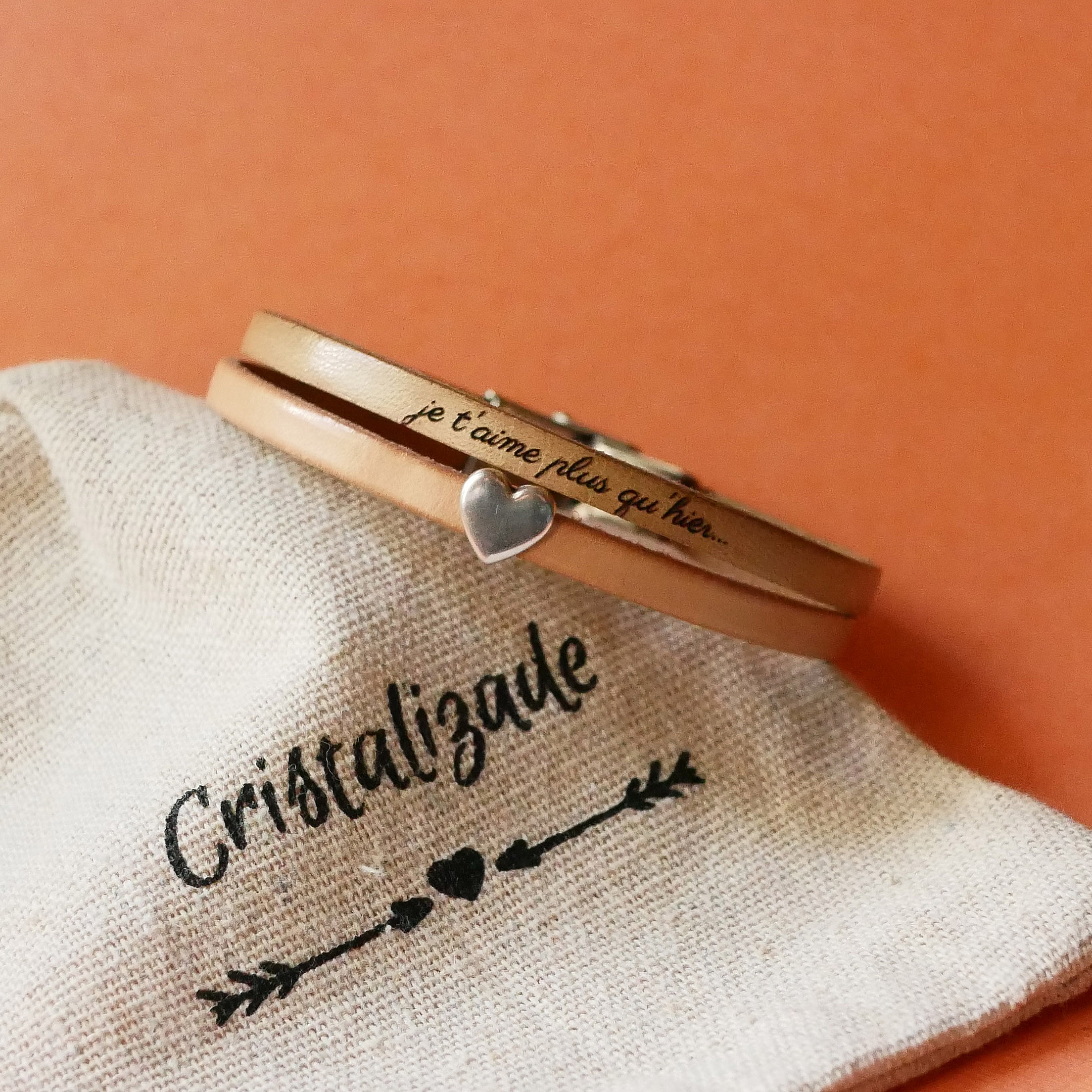 Bracelet en cuir personnalisé avec gravure et breloque cœur.