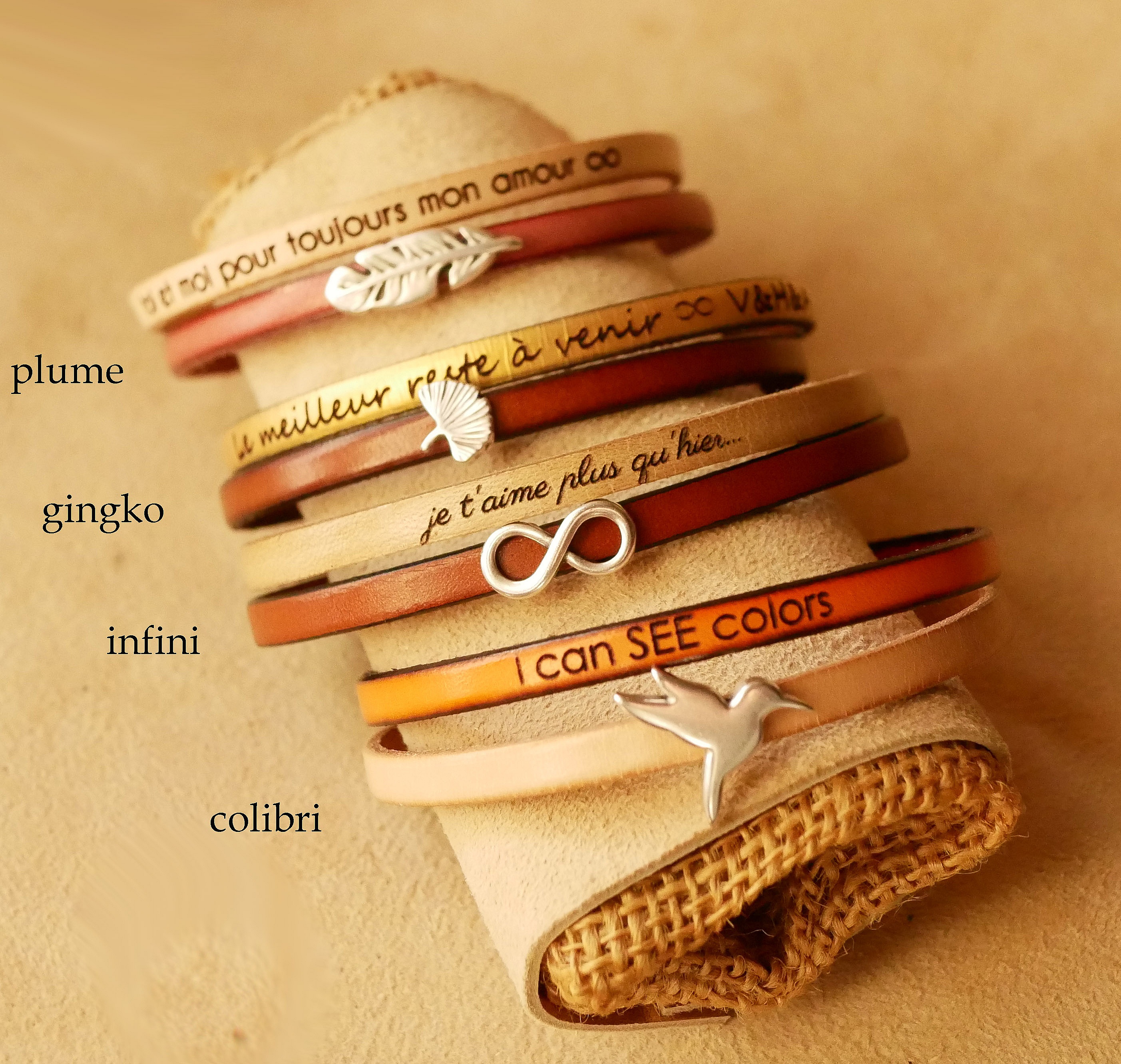 Bracelets en cuir personnalisés avec breloques et gravures.
