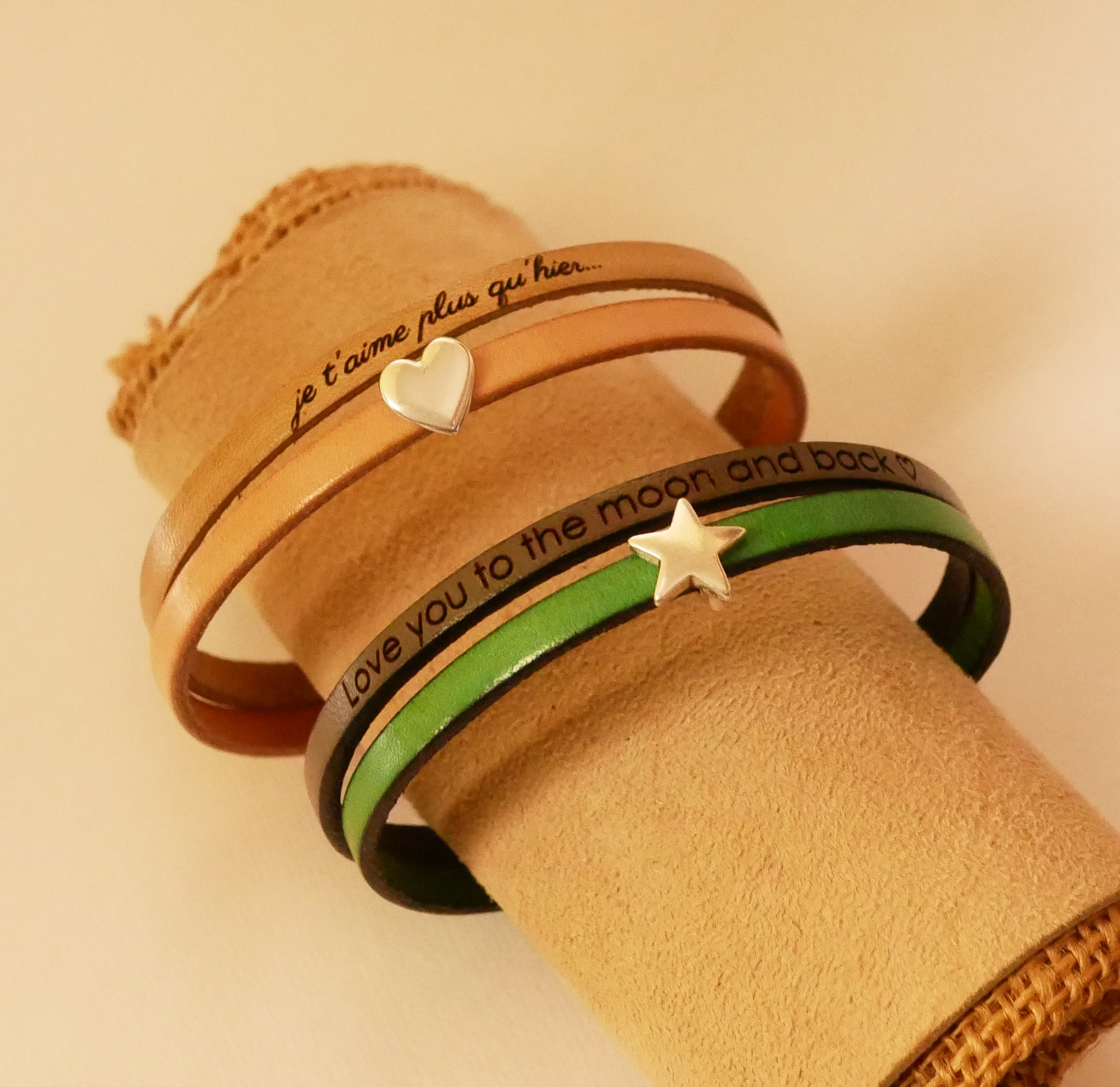 Bracciale duo in pelle da personalizzare con un cuore, una stella o un anello infinito